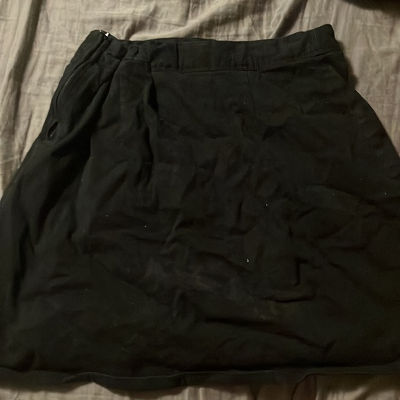 Short black skirt with decorative buttons - Picture 2 of 6